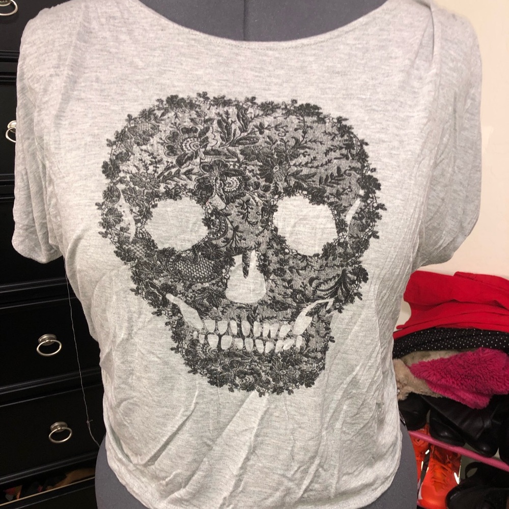 Semi cropped skull shirt